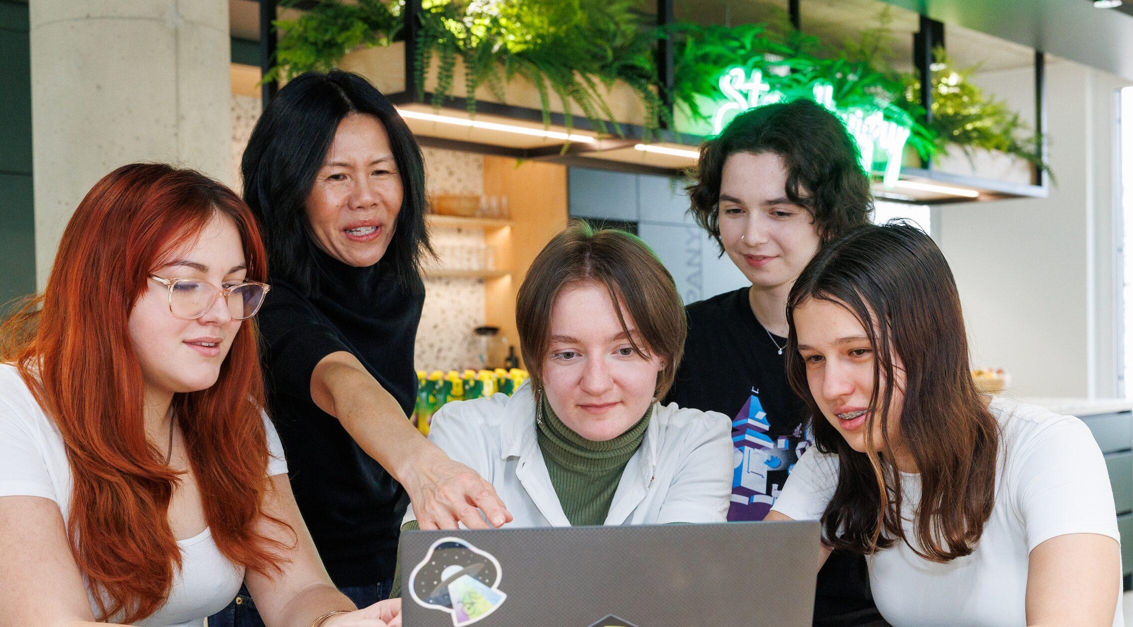 Mädchenfrühstück und Firmenbesichtigung bei Dynatrace